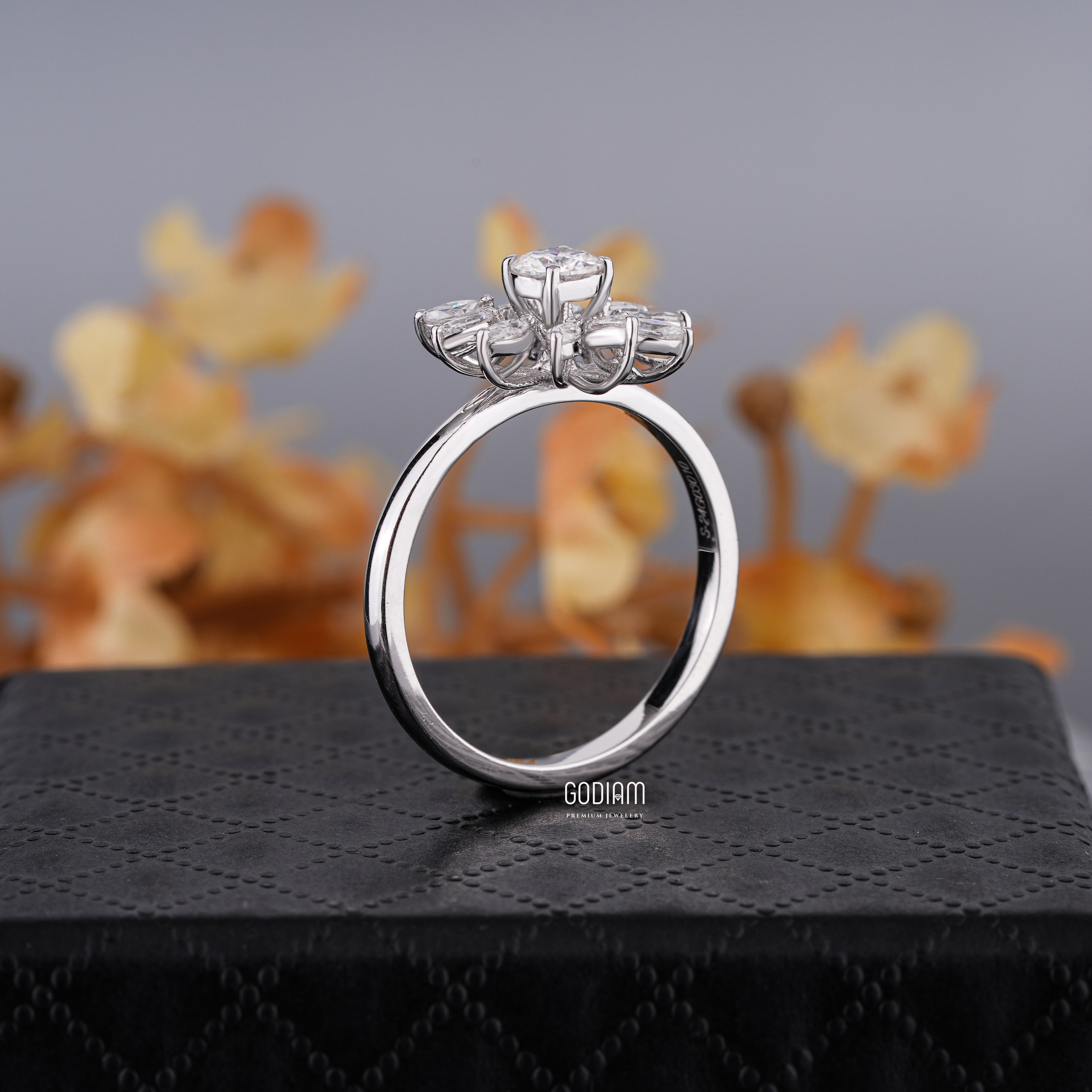 Sunflare Bloom Diamond Ring – Brilliance in Full Bloom