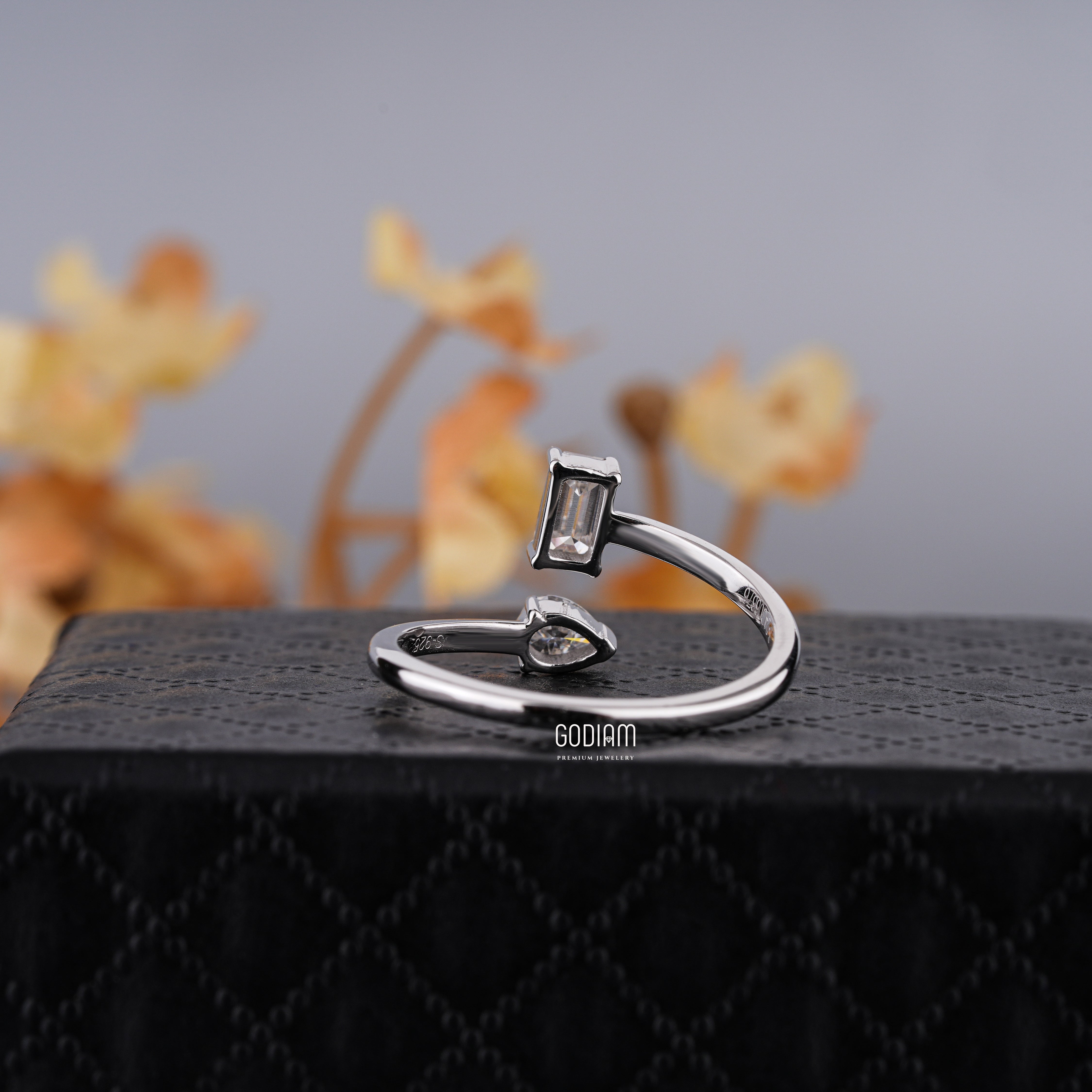 TwistMuse Diamond Ring – Two Stones, One Story