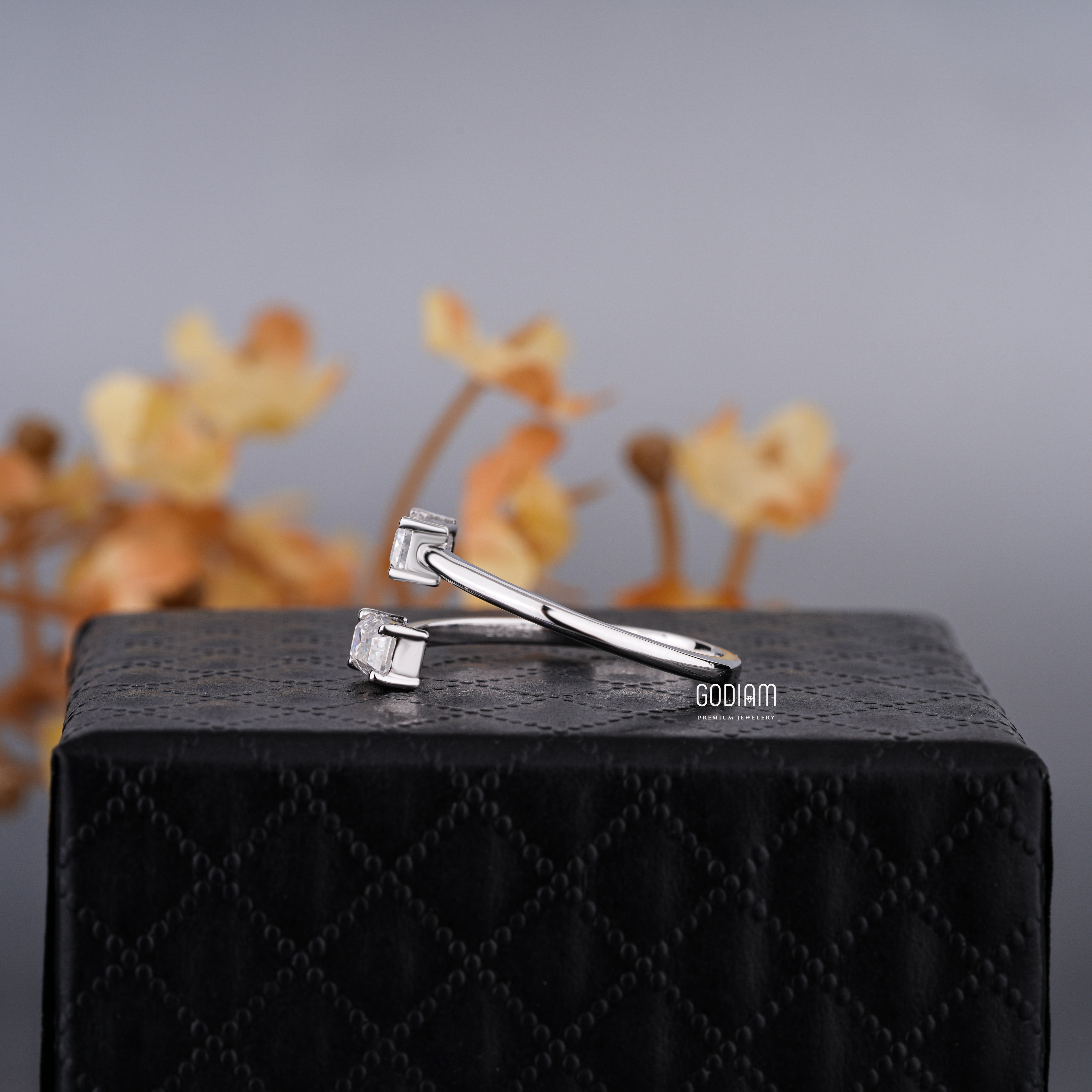 Emerald Echo Diamond Ring – A Twist in Perfect Sync