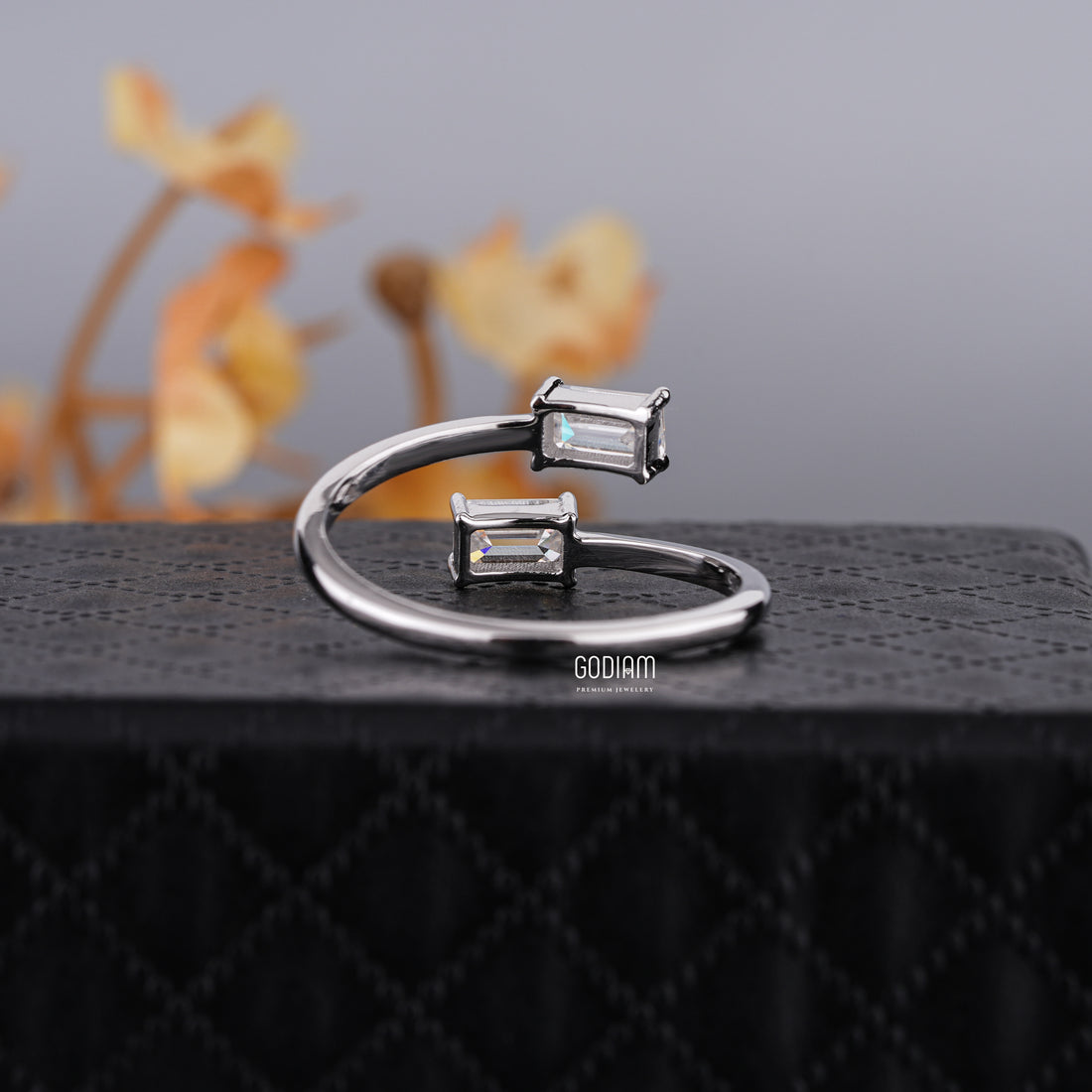 Emerald Echo Diamond Ring – A Twist in Perfect Sync