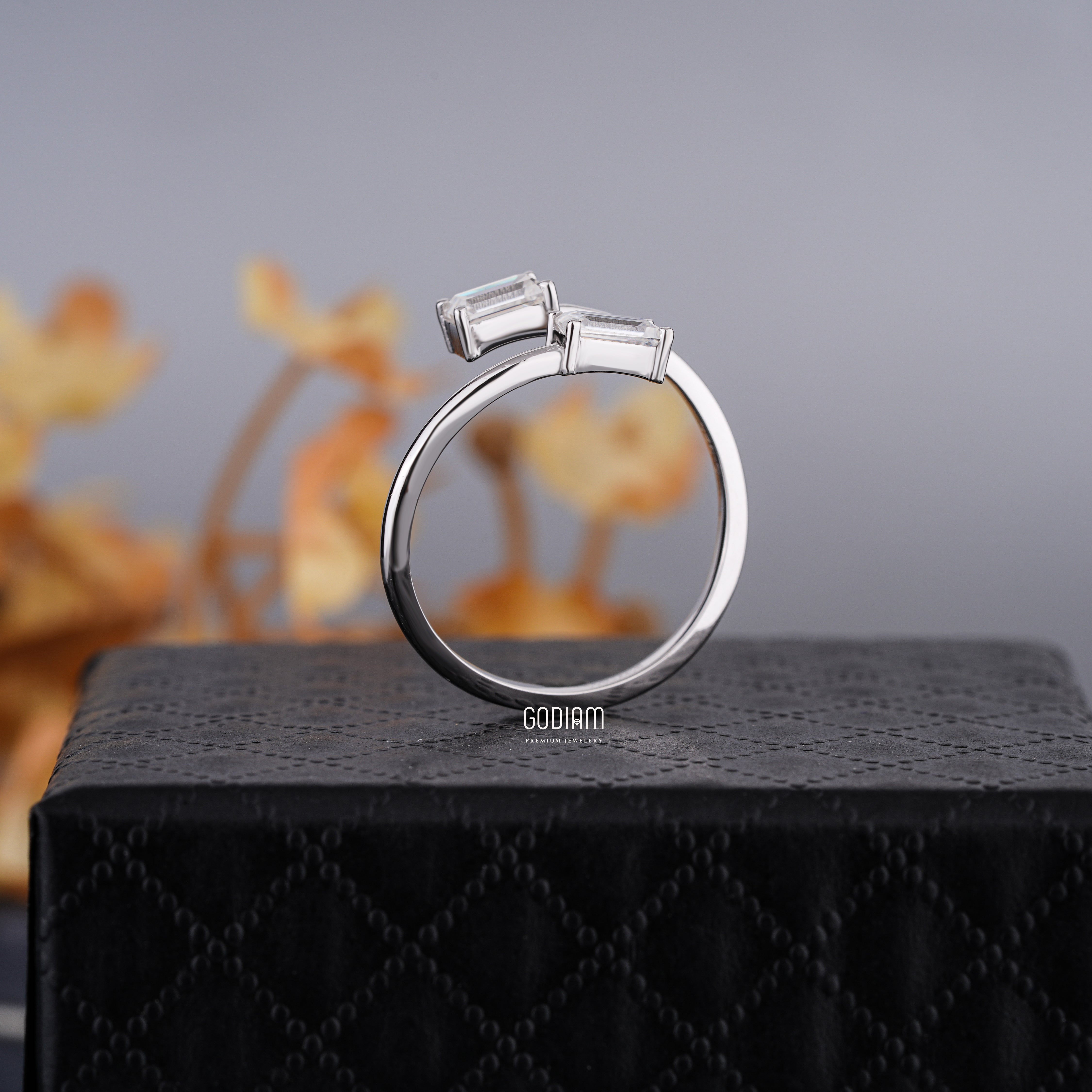 Emerald Echo Diamond Ring – A Twist in Perfect Sync