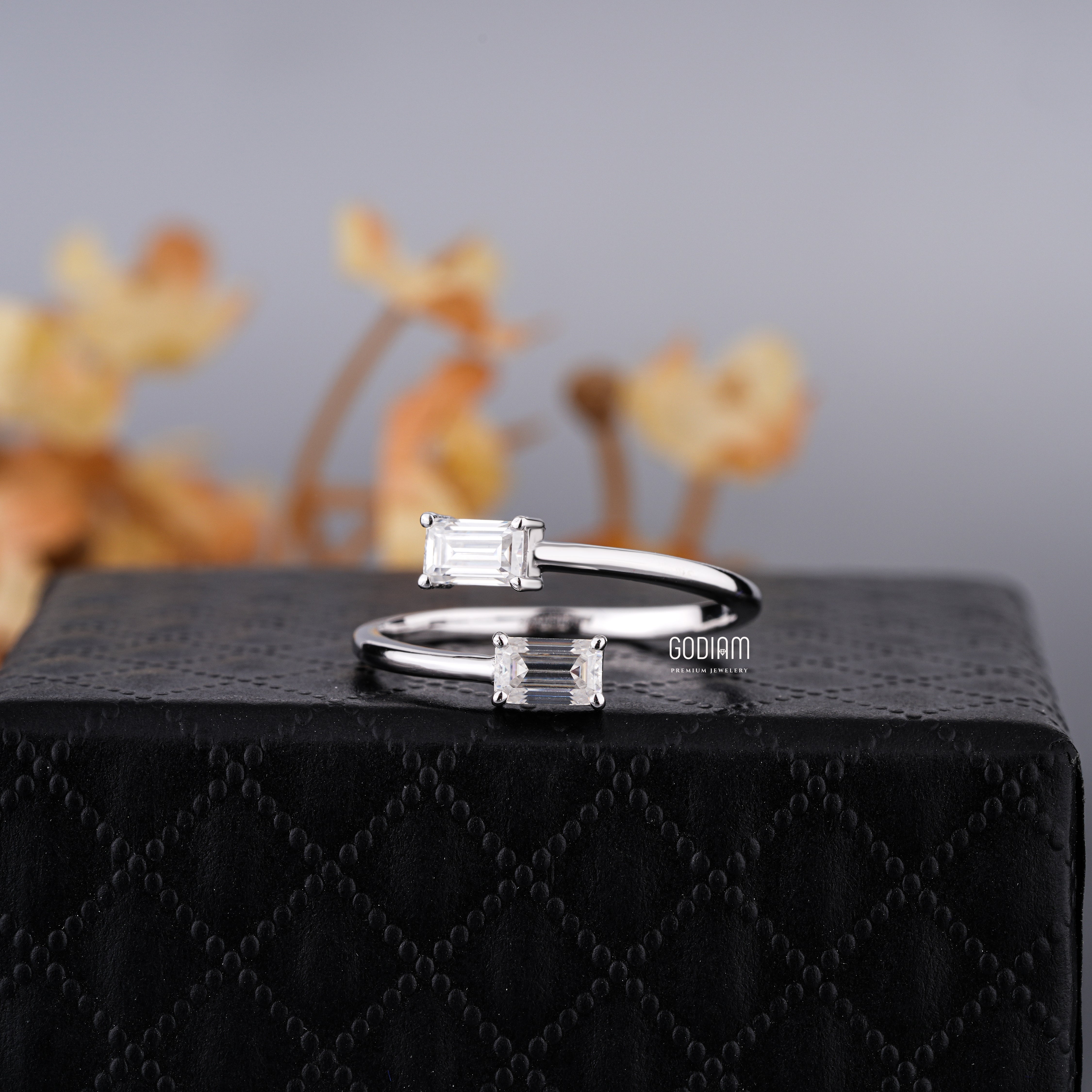 Emerald Echo Diamond Ring – A Twist in Perfect Sync