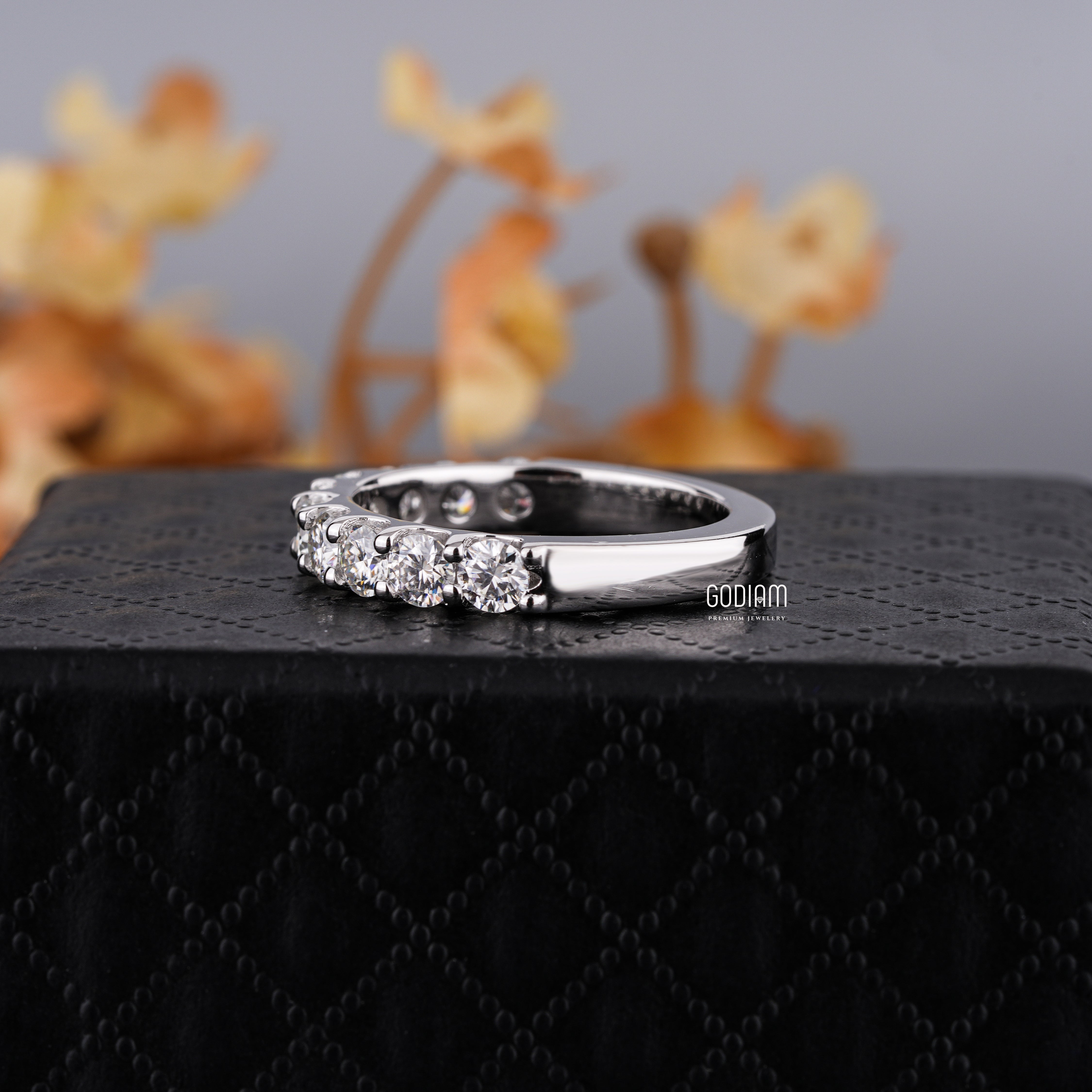 Lumière Line Diamond Ring – Pure Sparkle, Seamless Style
