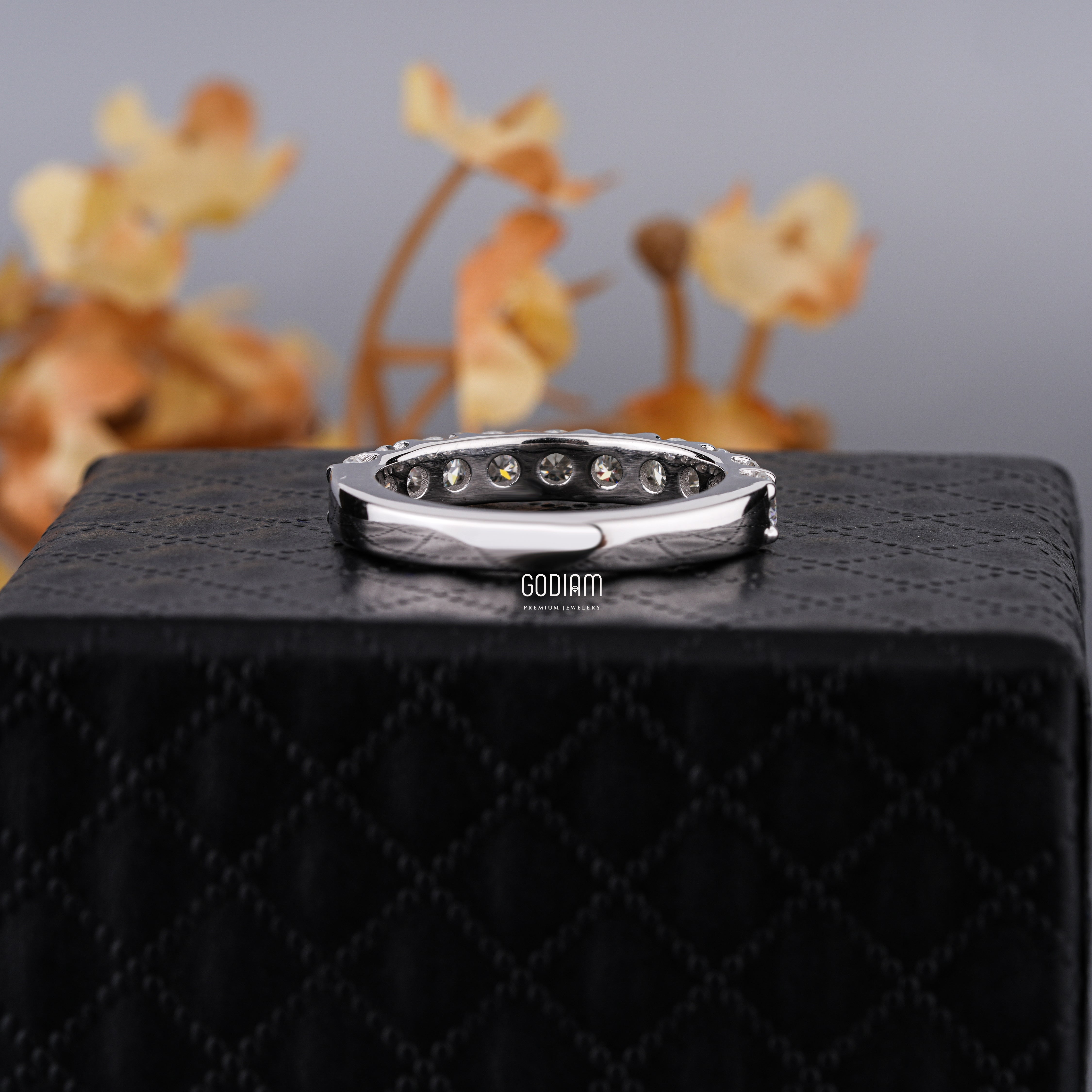 Lumière Line Diamond Ring – Pure Sparkle, Seamless Style