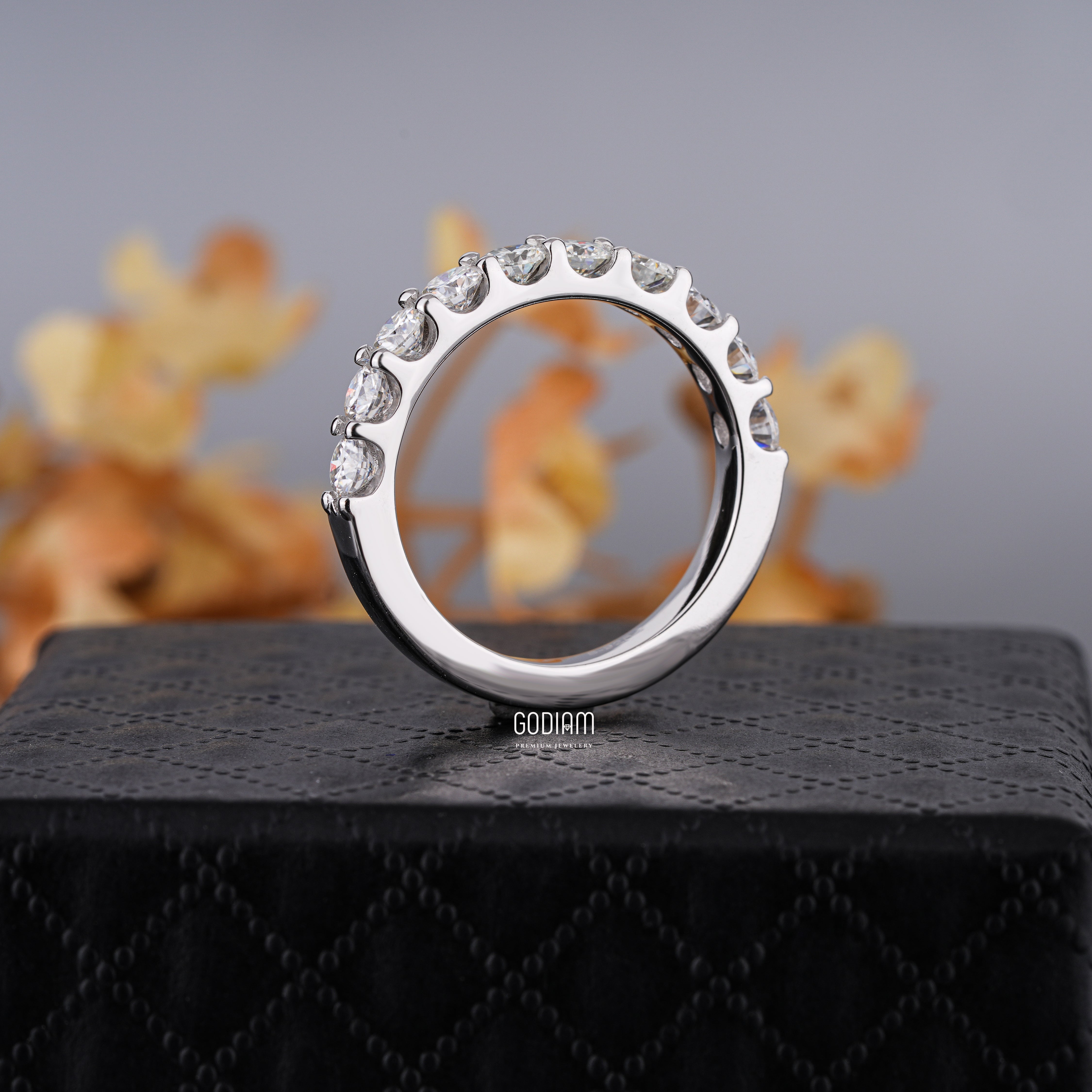 Lumière Line Diamond Ring – Pure Sparkle, Seamless Style