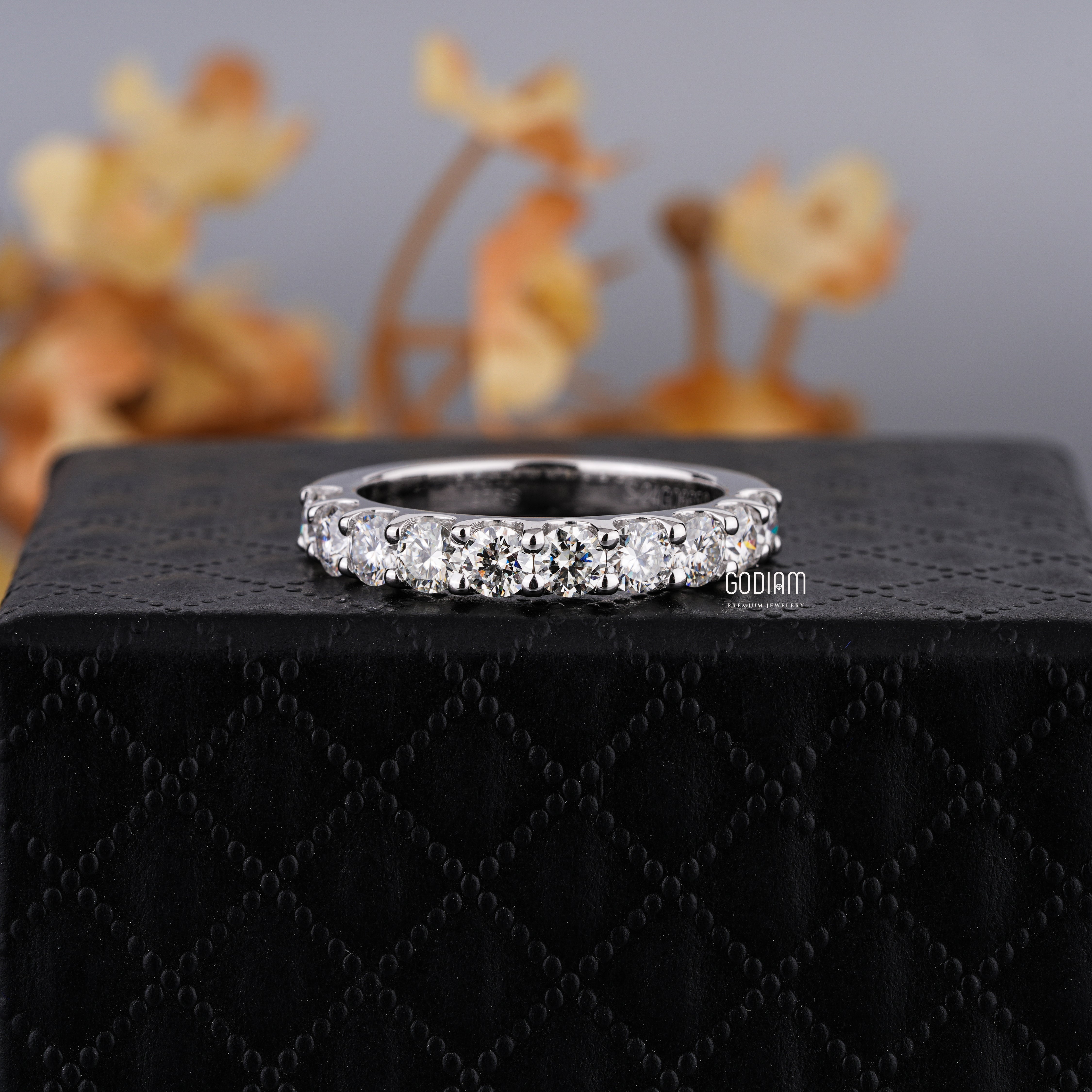 Lumière Line Diamond Ring – Pure Sparkle, Seamless Style