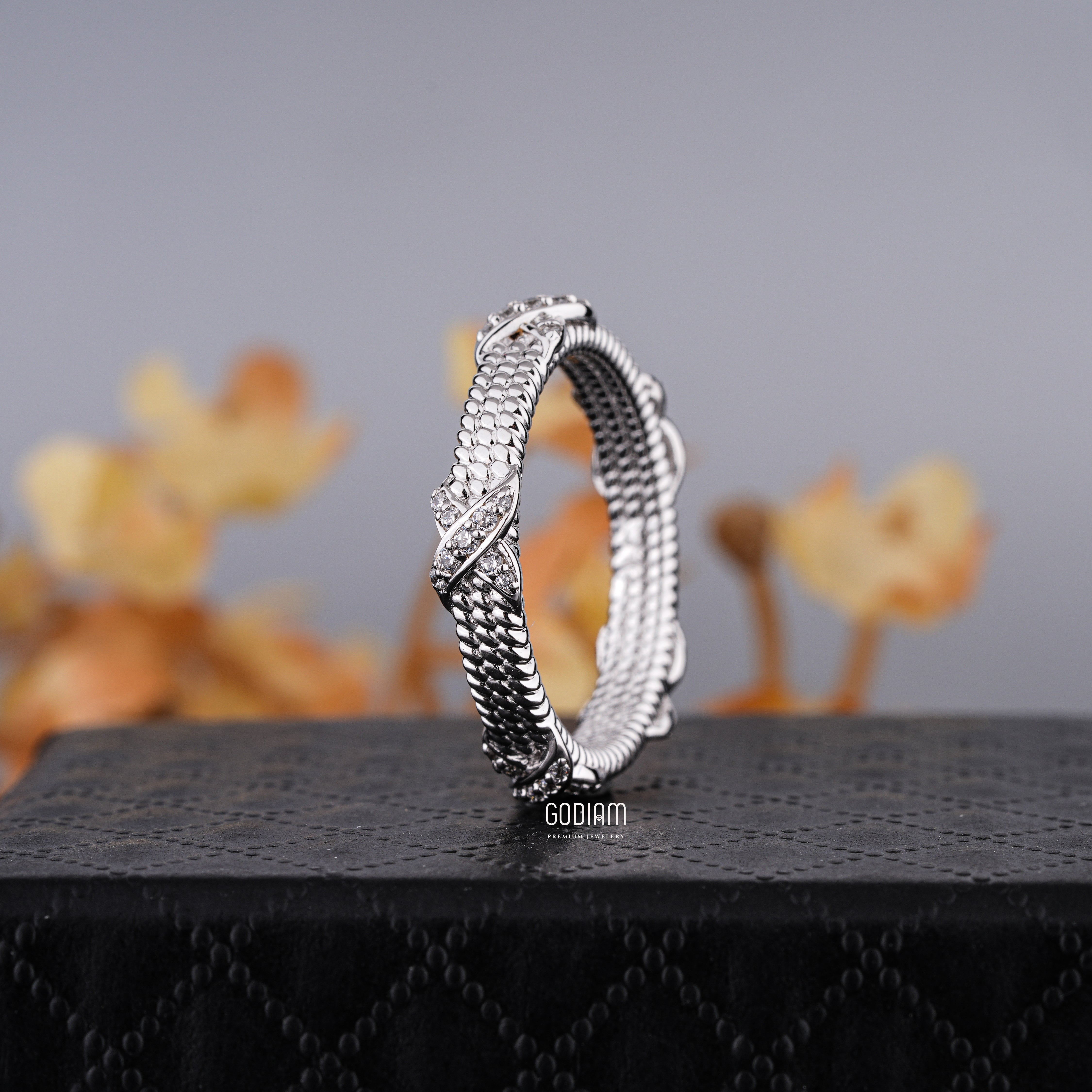 Beni X Diamond Wire Ring – Crossed with Style