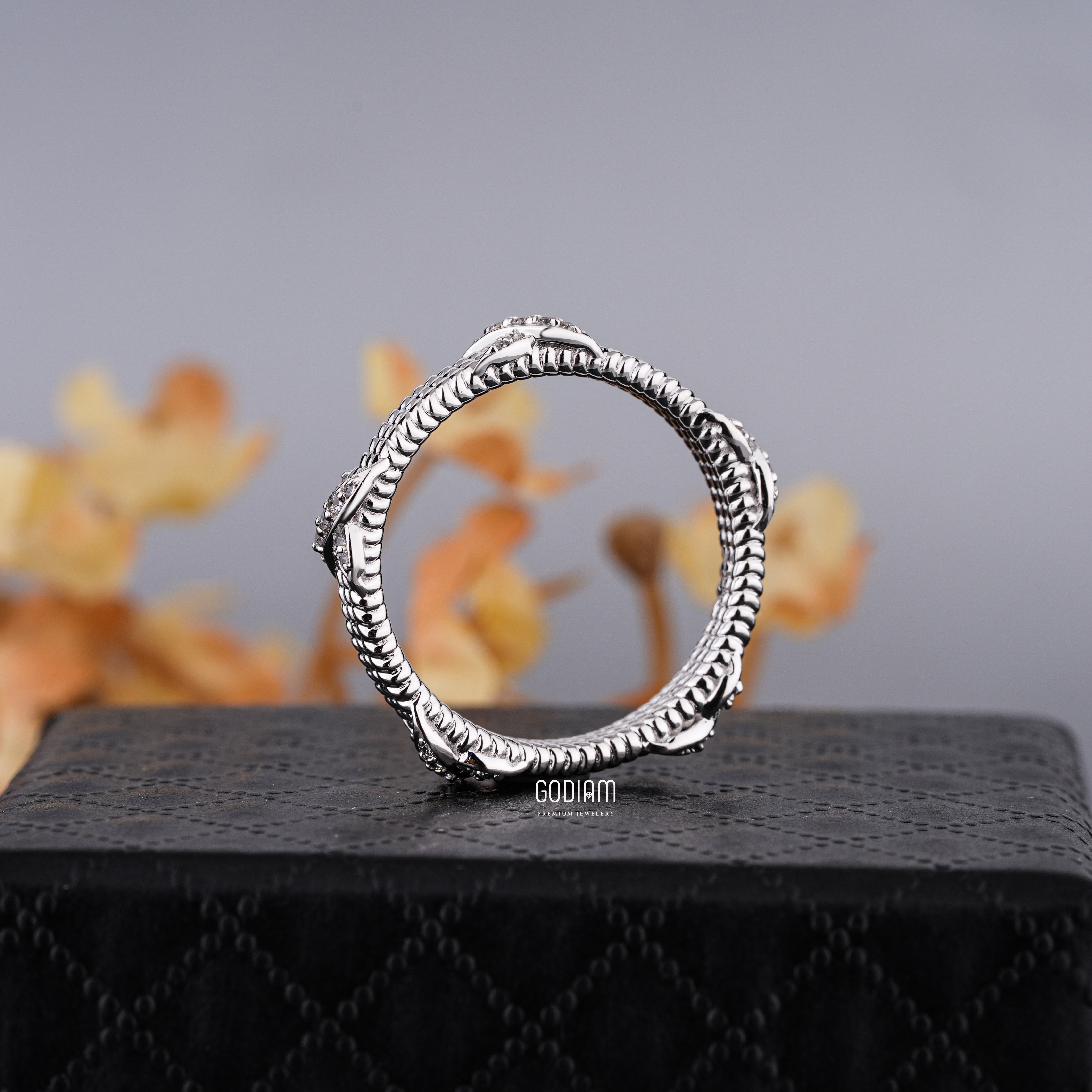 Beni X Diamond Wire Ring – Crossed with Style