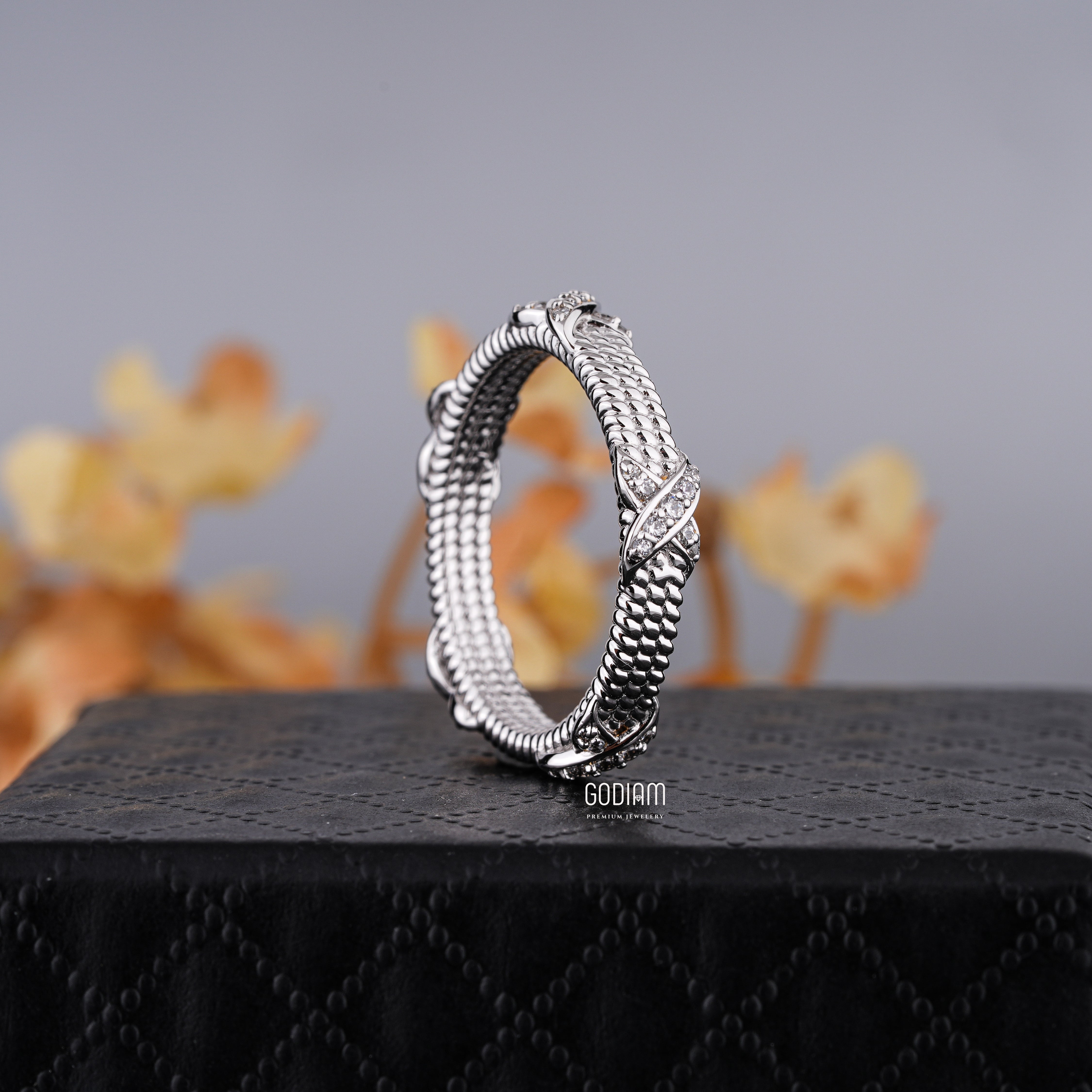 Beni X Diamond Wire Ring – Crossed with Style