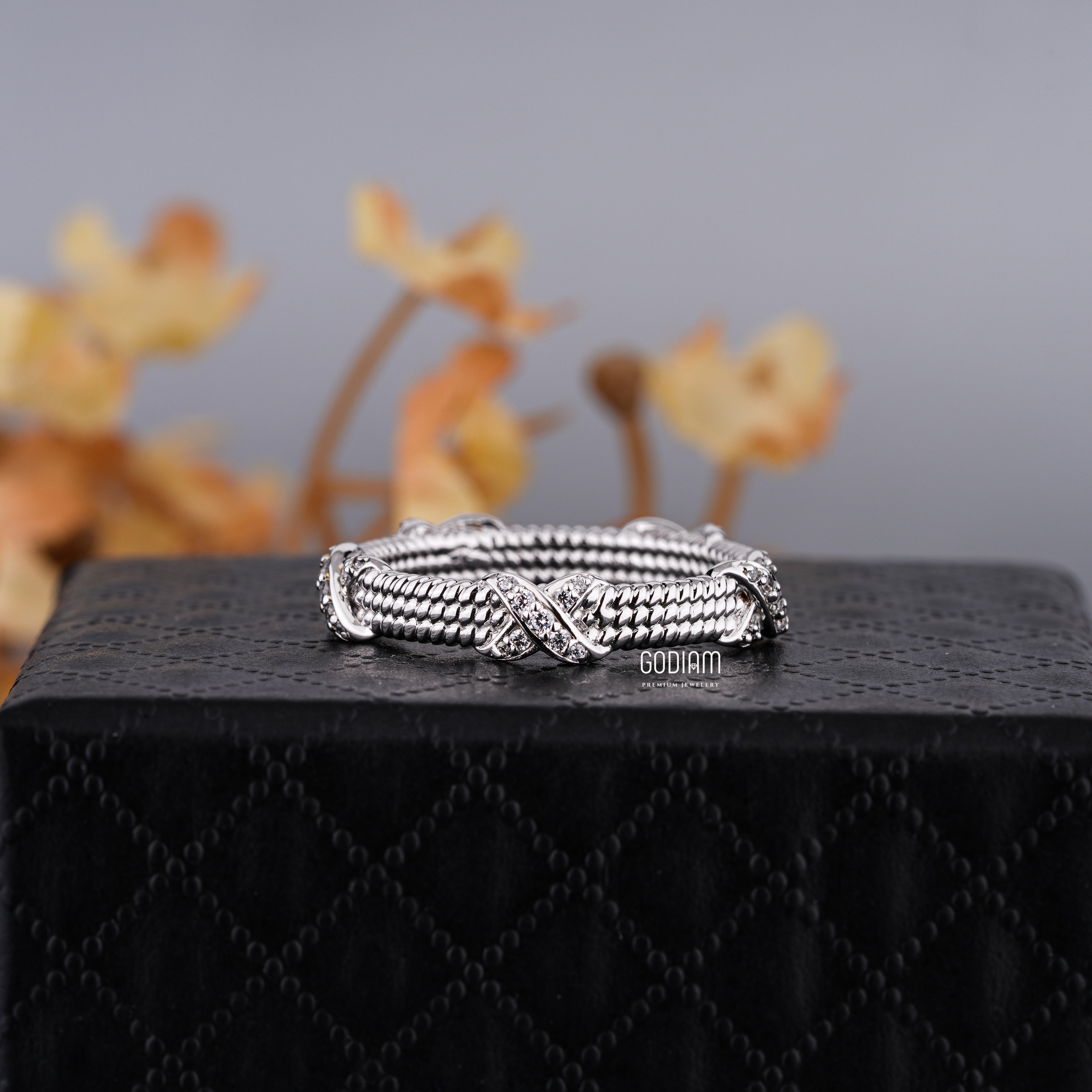 Beni X Diamond Wire Ring – Crossed with Style