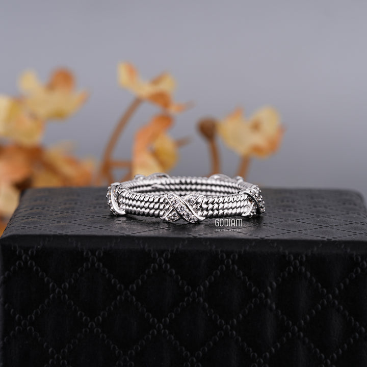 Beni X Diamond Wire Ring – Crossed with Style